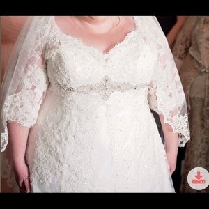 Roz La Kelin Glamour Plus Gown- Ava w/ lace veil